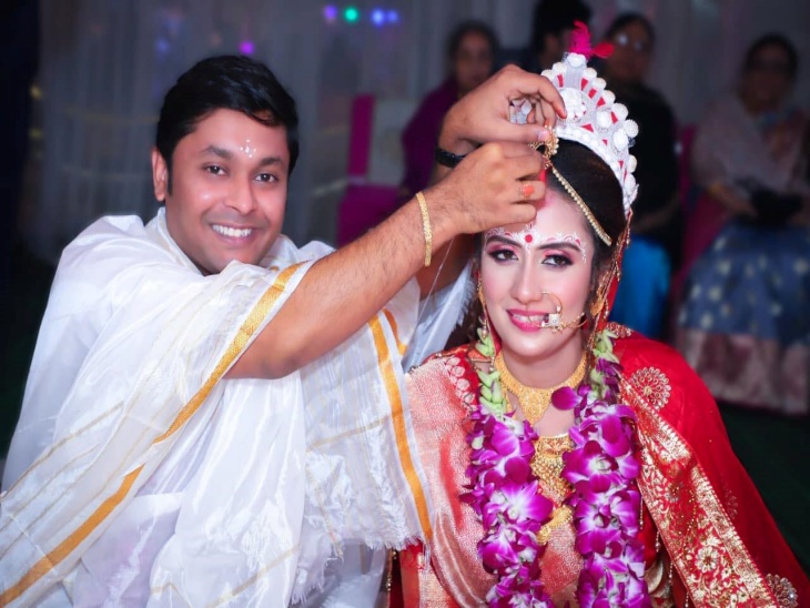 शांतनु चक्रबोती की एक साल पहले ही शादी हुई थी। तस्वीर में शांतनु की पत्नी दाहलिया चटर्जी।