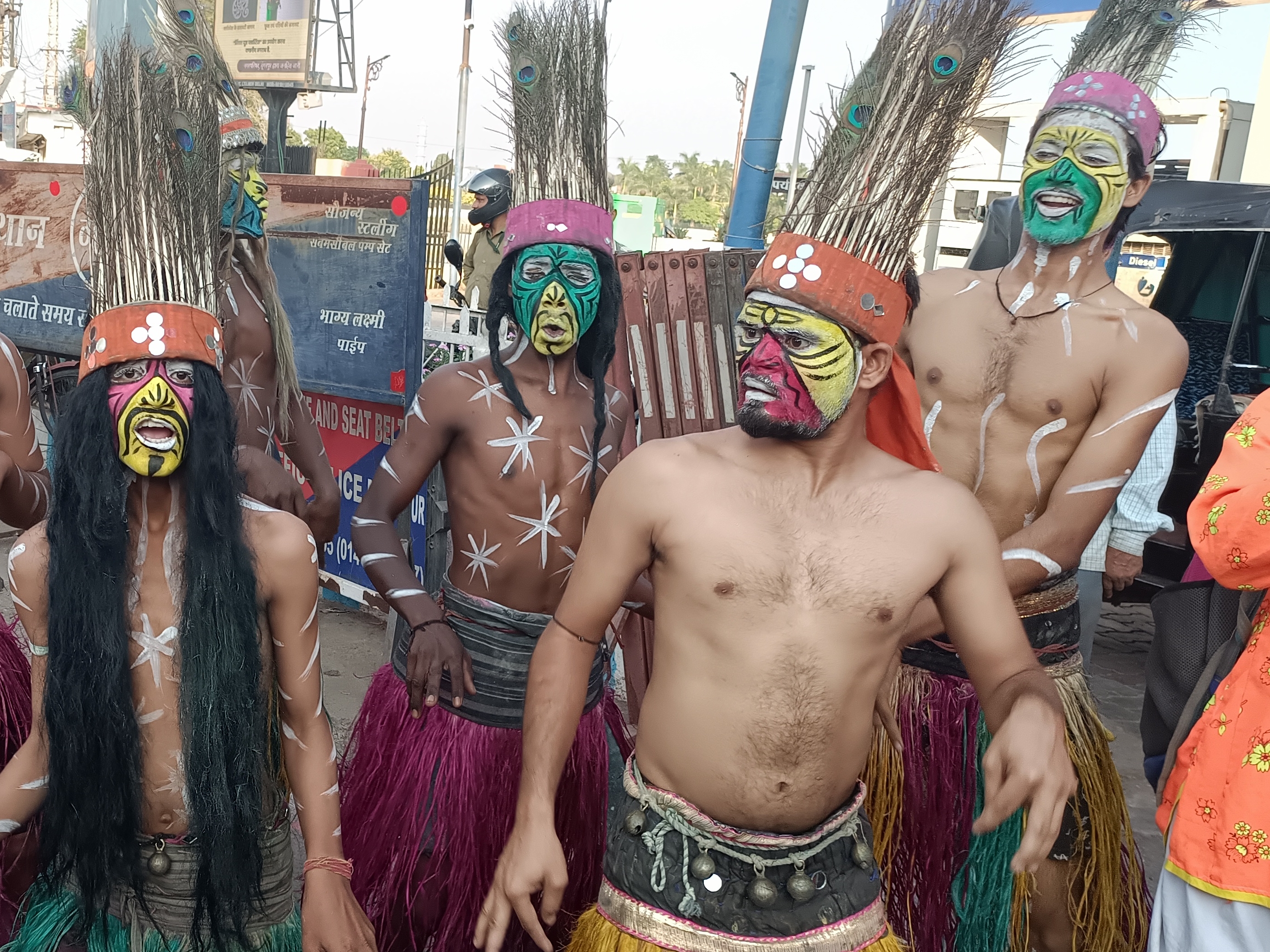 शोभायात्रा में शामिल पश्चिम सांस्कृतिक केंद्र के कलाकारों के लोक कलाकारों ने अपनी प्रस्तुतिया दी और लोगों का दिल जीता।