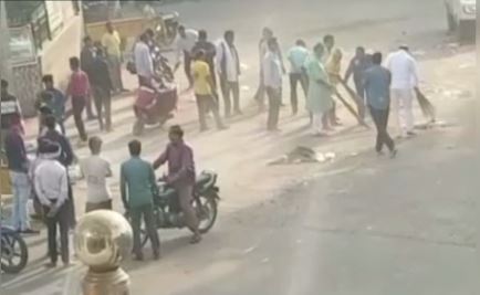 मप्र के स्थापना दिवस पर सफाई अभियान के दौरान झाड़ू लगाते पूर्व MLA दुर्गालाल विजय, प्रदेश कार्यसमिति सदस्य महावीर सिंह सिसोदिया, कैलाश नारायण गुप्ता, नगर पालिका अध्यक्ष रेनू सुजीत गर्ग सहित बीजेपी के अन्य नेता।