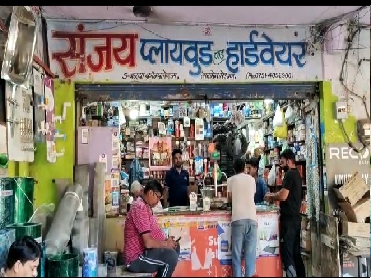 दुकान जिसमें चोरी की गई
