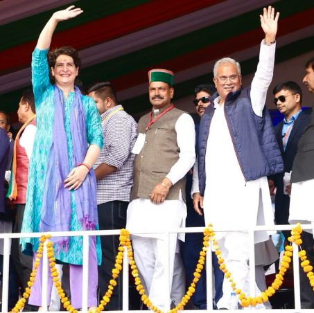 कागड़ा में सीएम भूपेश और प्रियंका गांधी।