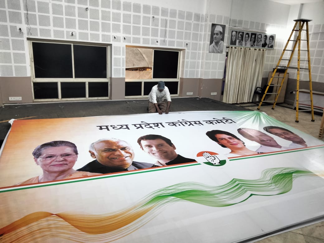 ये तस्वीर शुक्रवार शाम करीब 4:48 बजे की है। नया पोस्टर मंगवाया गया। इसमें सोनिया गांधी, मल्लिकार्जुन खड़गे, राहुल, प्रियंका और प्रदेश प्रभारी जेपी अग्रवाल और पीसीसी चीफ कमलनाथ की फोटो है।