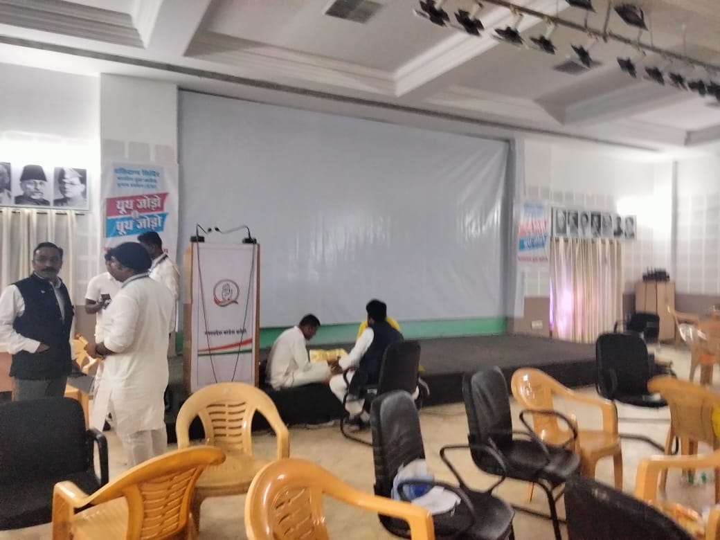 ये दूसरी तस्वीर शुक्रवार दोपहर करीब 2 बजे की है। यूथ कांग्रेस की बैठक के पहले दीवार पर लगे पोस्टर को सफेद कपड़े से ढंक दिया गया।