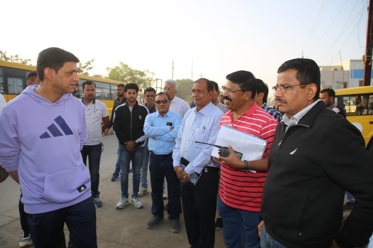 महापौर ने अधिकारियों को तलब किया तो जवाब नहीं दे सके।