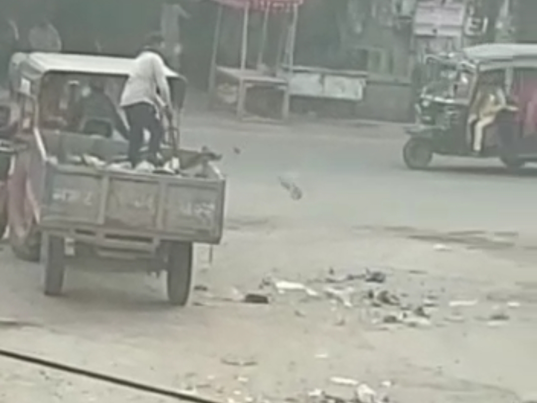 शहर के पटेल चौक पर भाजपा नेताओं के सफाई अभियान से पहले ट्राली से कचरा फेंकता नपा का कर्मचारी। प्रदेश के स्थापना दिवस पर यहां नेताओं ने झाड़ू लगाई थी।