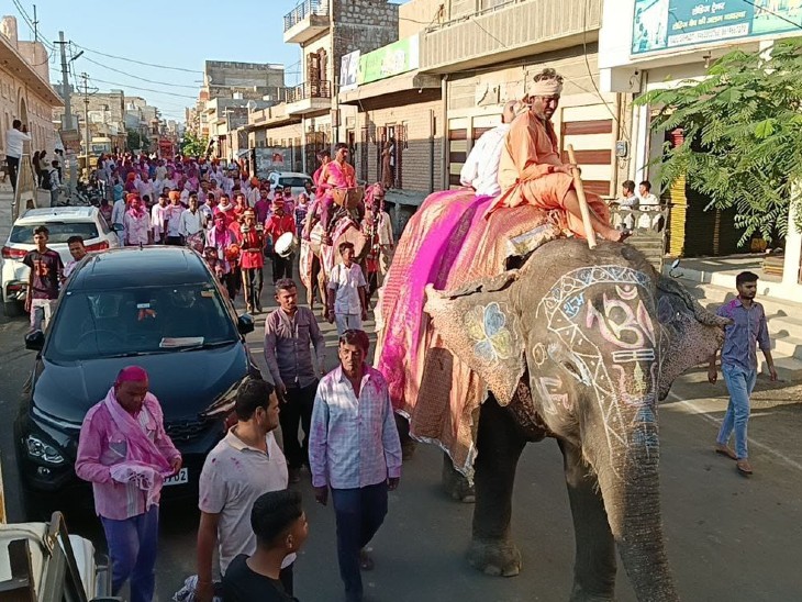 rajasthan barmer Baikunth Yatra wearing saffron safa with elephant