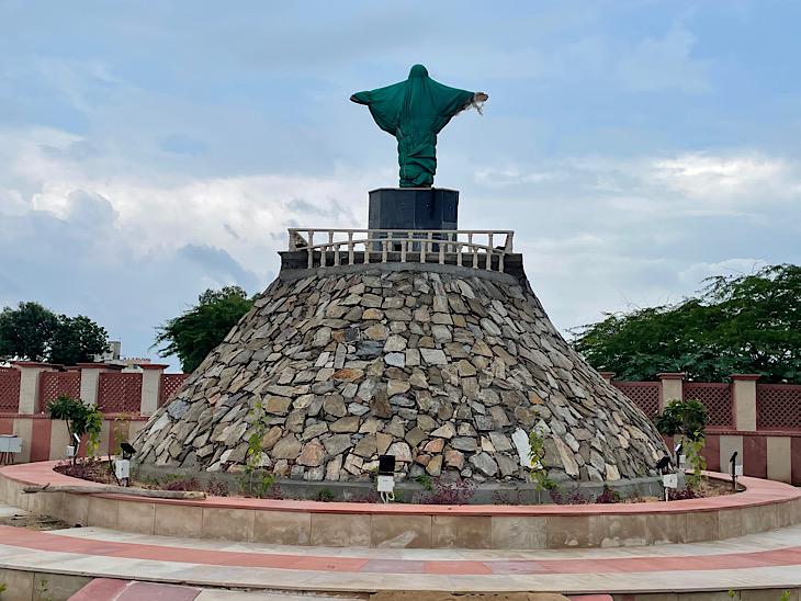 एक और एफिल टावर तो दूसरी और काइस्ट द रिडीमर की अनुकृति दिखाई पड़ती है। क्राइस्ट द रिडीमर उद्वार करने वाले की प्रतिमा ब्राजील में एक पहाड़ी के ऊपर बनाई गई है। सीमेंट और पत्थर से बनी यह मूर्ति दुनिया की सबसे बड़ी मूर्ति मानी जाती है। मूर्ति की ऊंचाई 130 फीट है एंव 1922 से 1931 के मध्य बनवाया गया।