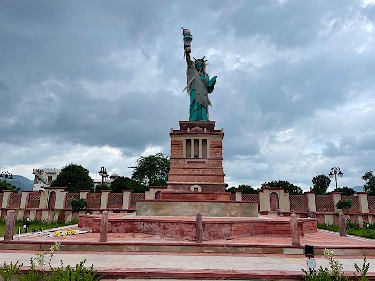 स्टेचू ऑफ़ लिबर्टी न्यूयॉर्क के हार्बर टापू पर तांबे से बनी है। मूर्ति 151 फीट ऊंची है तथा चौकी एवं आधार को मिलाकर 305 फीट है। मूर्ति एक हाथ को ऊंचा कर जलती मशाल लिए हैं तथा दूसरे हाथ में किताब लिए हैं। इसका पूरा नाम लिबर्टी एंड लाइटनिंग द वर्ल्ड अर्थात स्वतंत्र संसार को शिक्षा प्रदान करती है।