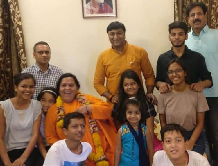 उमा भारती अपने भतीजे राहुल सिंह (विधायक खरगापुर), सिद्धार्थ सिंह लोधी और परिवार के बच्चों के साथ।