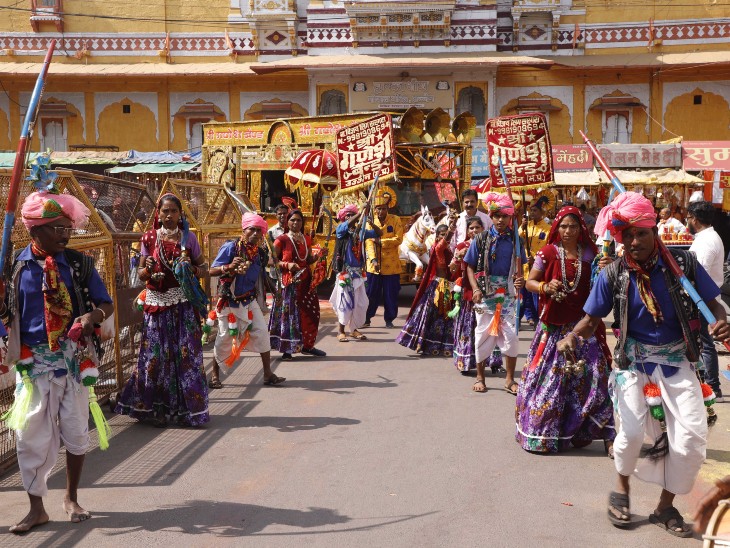 यात्रा के दौरान झाबुआ के कलाकारों द्वारा पूरे मार्ग पर नृत्य प्रस्तुति दी गई। - Dainik Bhaskar
