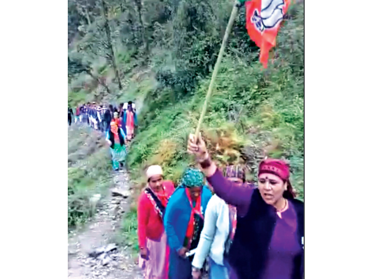 दो से हरिपुर क्षेत्र की महिलाओं के गांव के गांव में युवा वृहद नारायण सिंह के लोग आकर्षक होते हैं। - दैनिक भास्कर