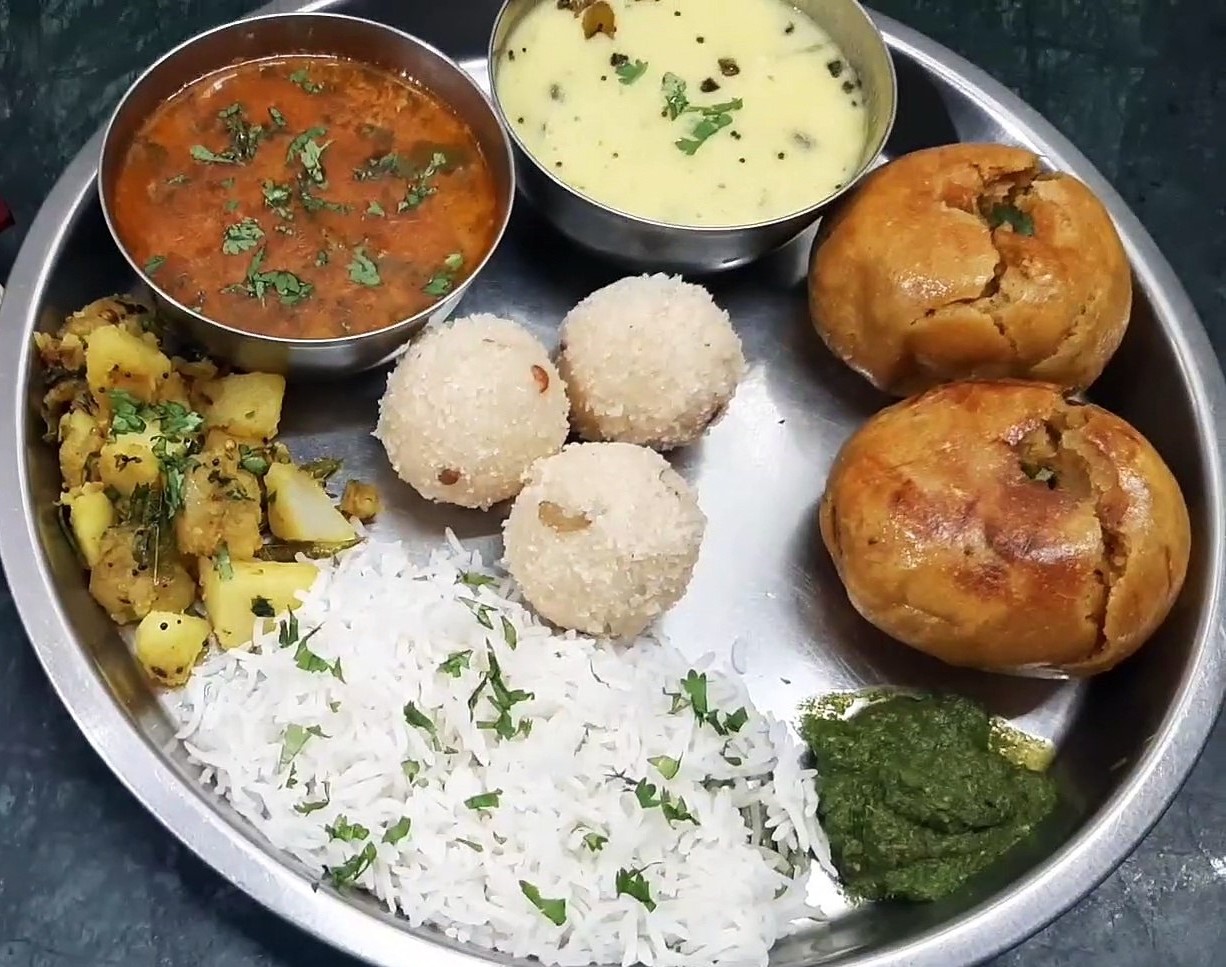 शादी में मेहमानों के लिए खास मेन्यू तैयार किया गया है। फेरे के बाद मेहमानों को मालवा के मशहूर दाल-बाफले, लड्‌डू परोसे जाएंगे।