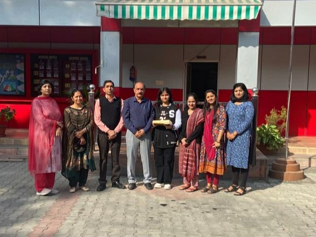 सिमरन के साथ अव्यावहारिक के अतुल महाजन व टीचर्स। - दैनिक भास्कर