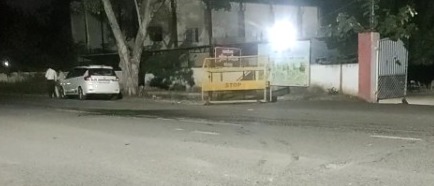 पुलिस अधीक्षक कार्यालय के बाहर एक्सीडेंट, रोड किनारे खड़ी इनाेवा कार। - Dainik Bhaskar