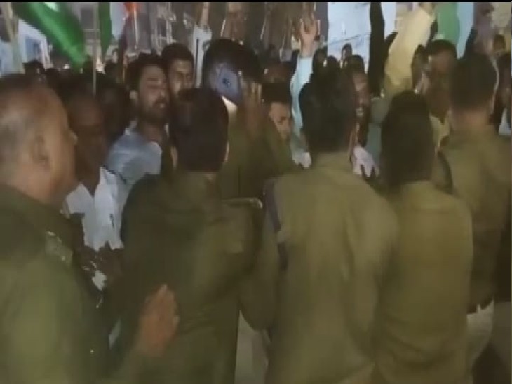 कांग्रेसियों को पीछे धकेलती पुलिस