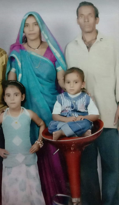 माता-पिता और छोटे भाई के साथ उर्वशी