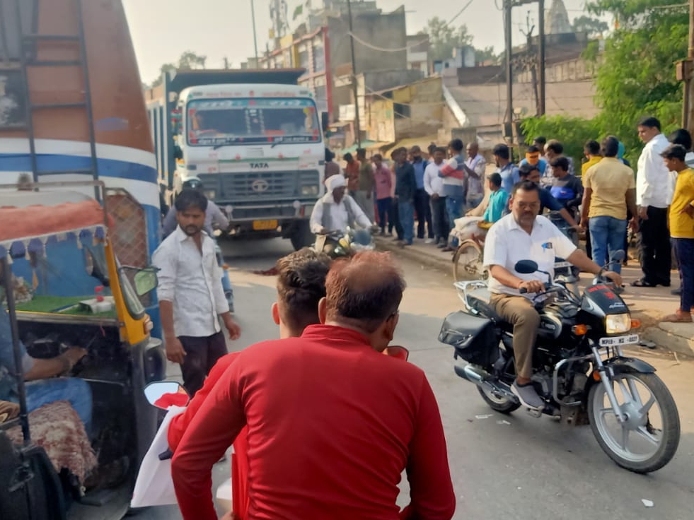 हादसे के बाद मौके पर मौजूद लोग।