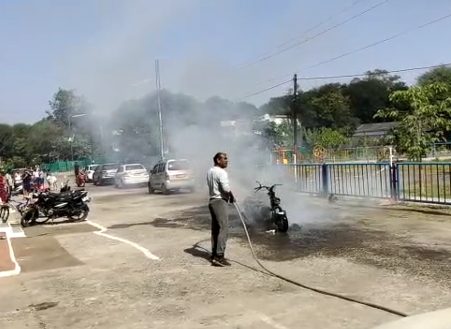 आग लगने की सूचना पर फायर फाइटर मौके पर पहुंची और आग पर काबू पाया। आगजनी की घटना में स्कूटी पूरी तरह जलकर राख हो गई।
