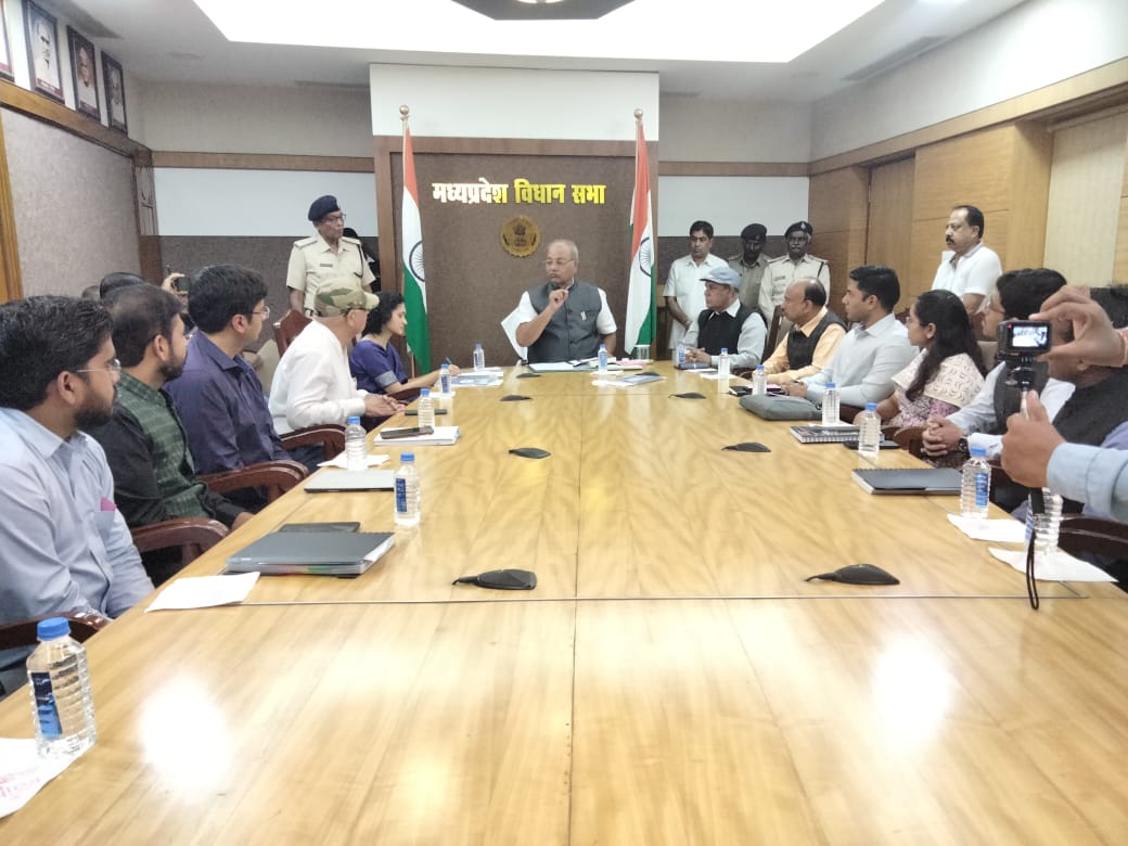 विधानसभा परिसर में आठ प्रशिक्षु आईएएस अफसरों ने विस अध्यक्ष से मुलाकात की।