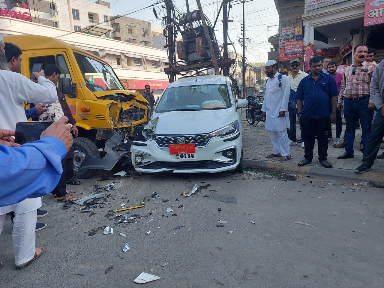 कार और बस के ड्राइवर को मामूल चोटें आईं।