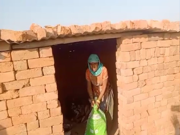 सामान बांधती महिला मजदूर।