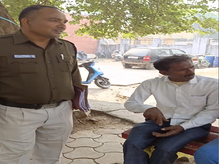 कोतवाली थाने में युवक कम्पोटर