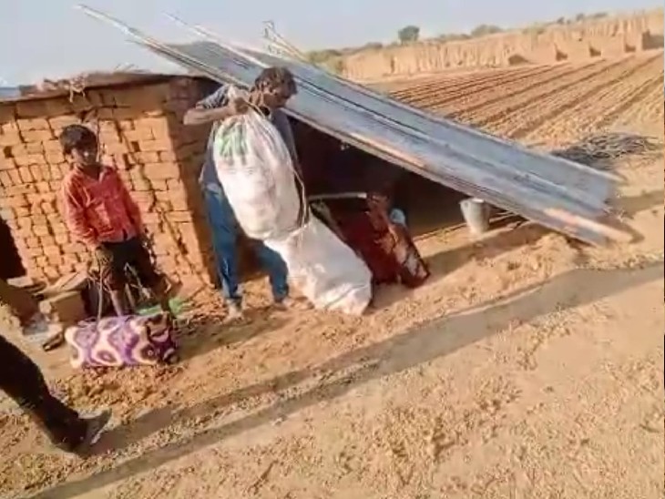 अपना सामान बांधते श्रमिक।