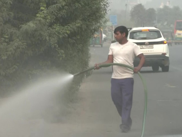 प्रदूषण से राहत के लिए सराय काले खां इलाके में पानी का छिड़काव किया गया।