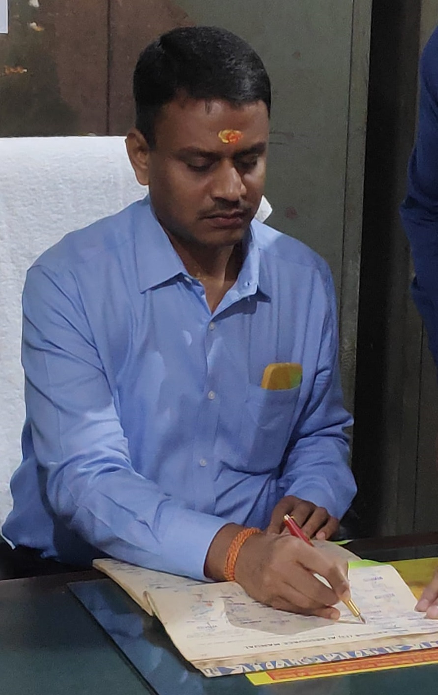 बोले- स्वास्थ्य और शिक्षा का क्षेत्र प्राथमिकता में रहेगा; विकास कार्यों पर फोकस | IAS s. Rajalingam takes over as DM of Varanasi, Said - the sector of health and education will remain in priority; Will give effective attention to development works 1 कार्यभार ग्रहण करते नवागत डीएम एस. I