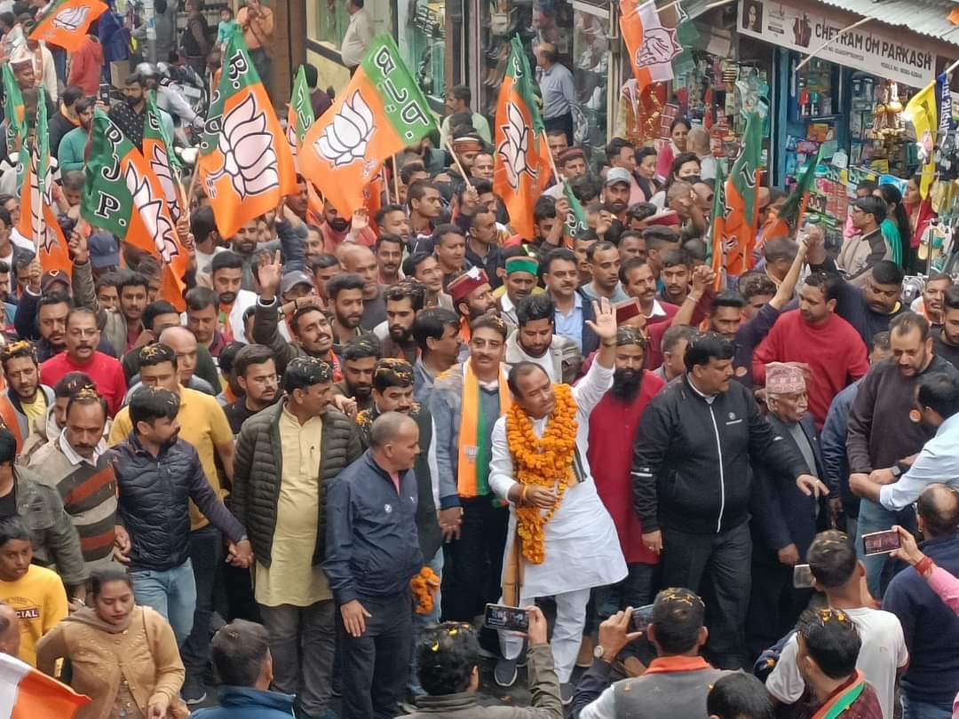 रोड शो के विज्ञापनों का प्रसारण त्रिलोक कपूर। - दैनिक भास्कर