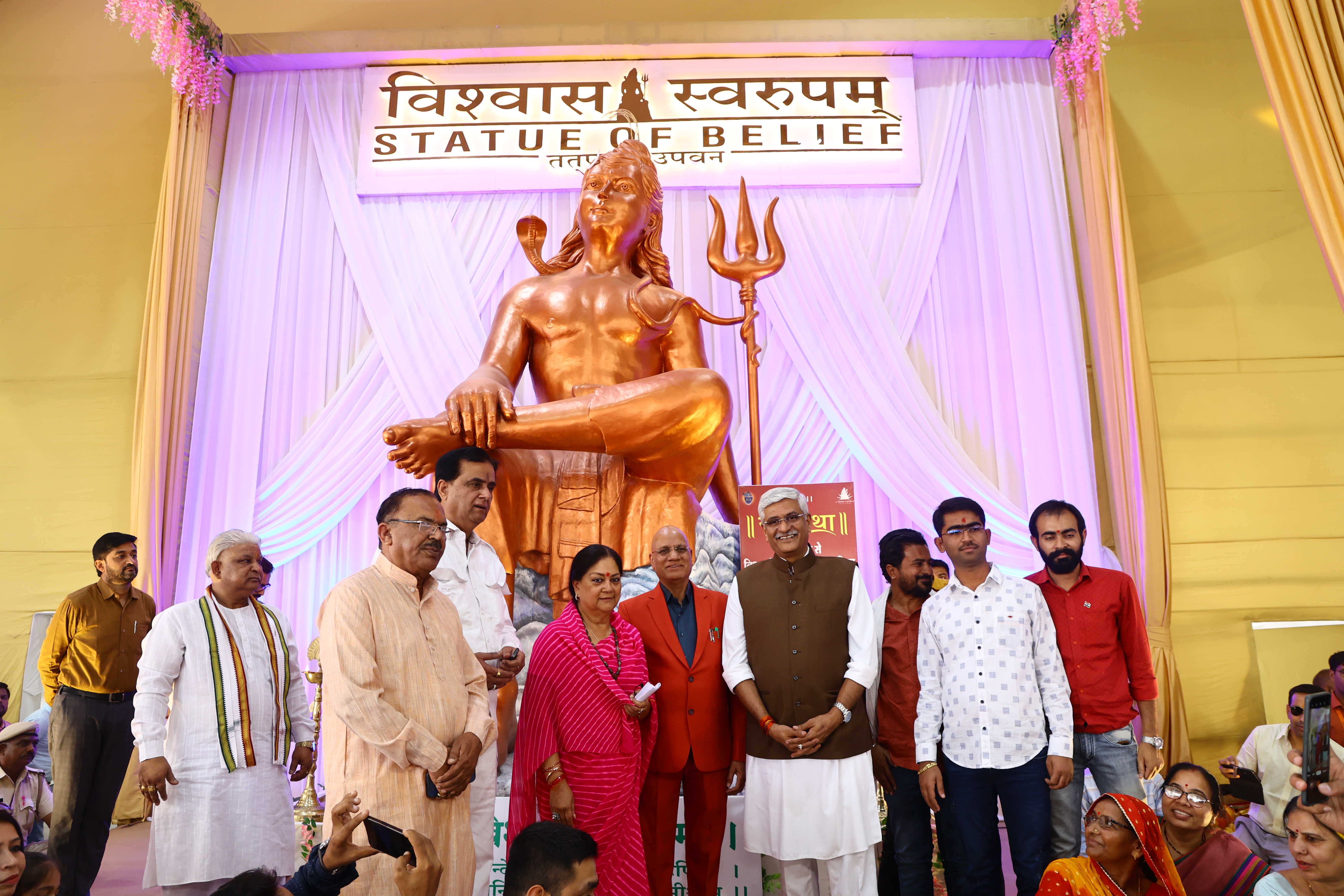 कथा पंडाल में स्थापित विश्वास स्वरूपम शिव प्रतिमा के साथ अतिथि फोटो खिचवाते हुए।