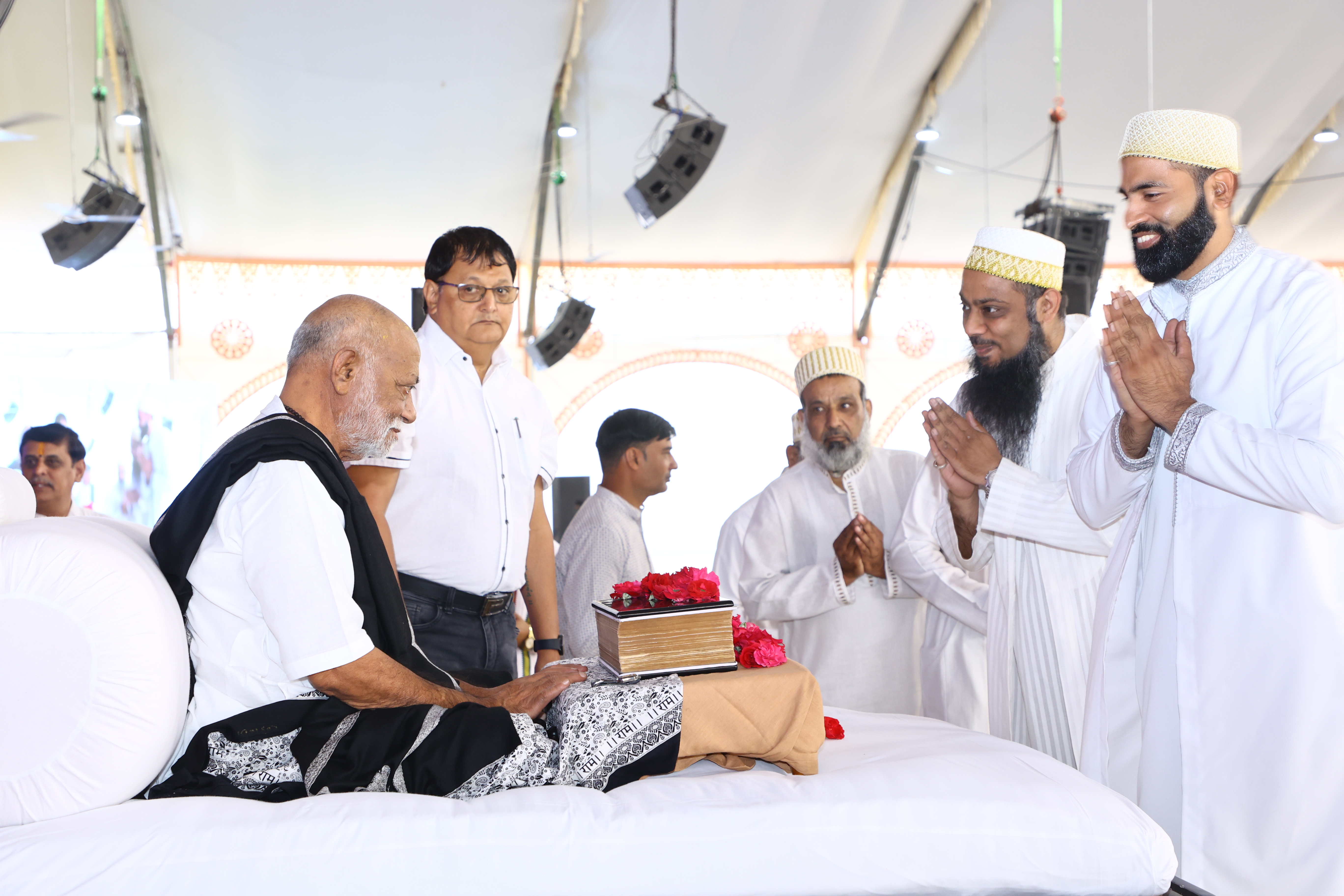 बोहरा समुदाय द्वारा बापू की व्यासपीठ पर पुष्प अर्पित किए गए।