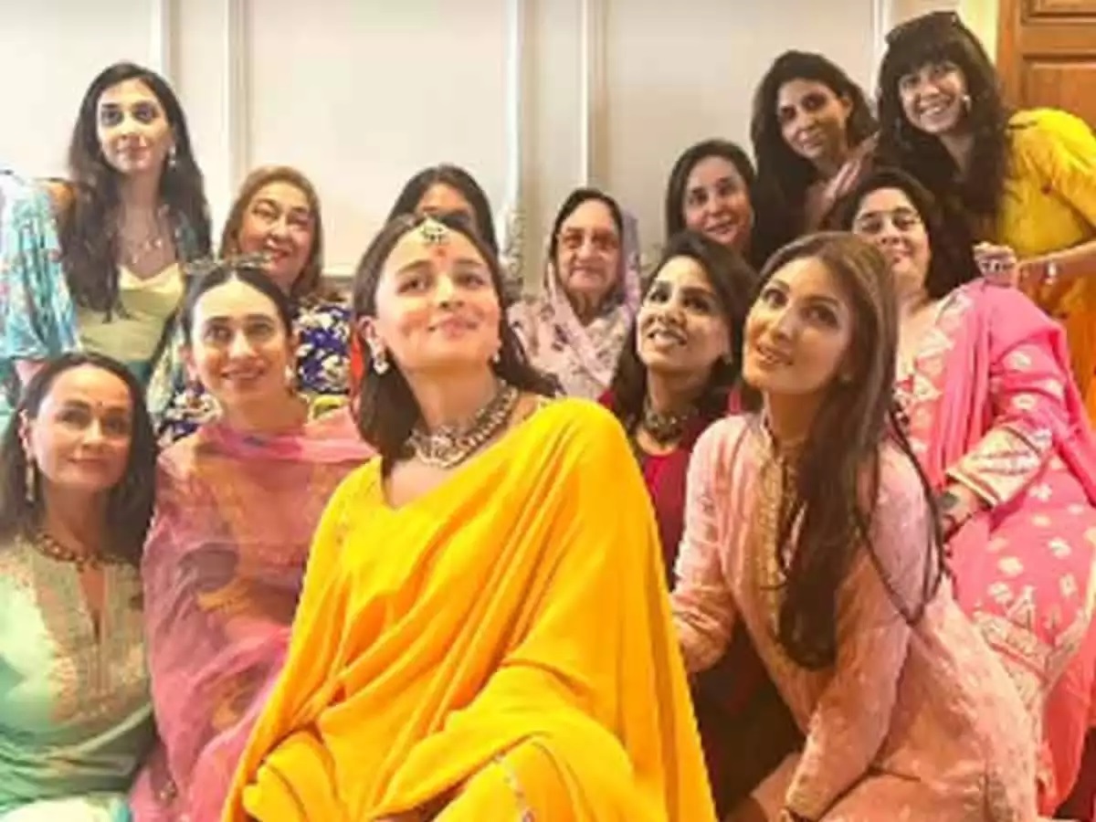 कपूर खानदान ने किया नन्ही परी का स्वागत, शादी के 4 महीने बाद प्रेग्नेंसी अनाउंस की थी | Alia Bhatt Baby News | Ranbir Kapoor Family Welcome First Child 1 आलिया भट्ट के गोद भराई फंक्शन में पूरी फैमिली मौजूद थी।