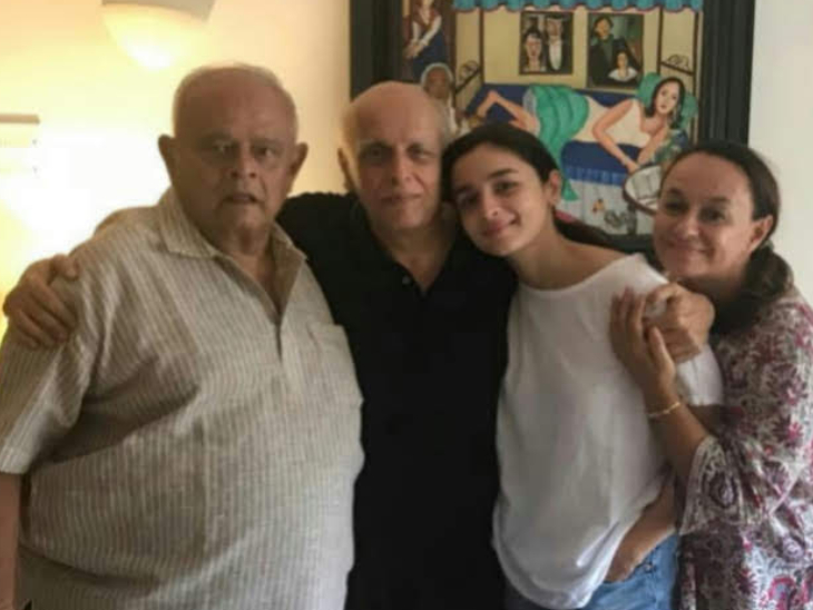 सेल्समैन की नौकरी की, नैपकिन बेचा; फिर आशिकी और बाजीगर जैसी फिल्में लिखीं | journey of robin bhatt Bollywood writer and half brother of Mukesh Bhatt 7 महेश भट्ट, आलिया भट्ट और उसकी मां सोनी राजदान।