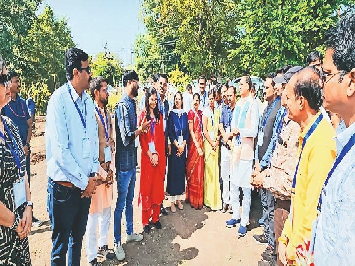 शिवकुंज के बारे में दल के सदस्यों को जानकारी देते नायडू। - Dainik Bhaskar
