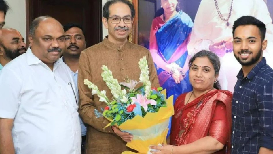 ऋतुजा लटके ने जीत के बाद पूर्व CM उद्धव ठाकरे से मिलीं। उद्धव ने लटके को जीत की बधाई दी।