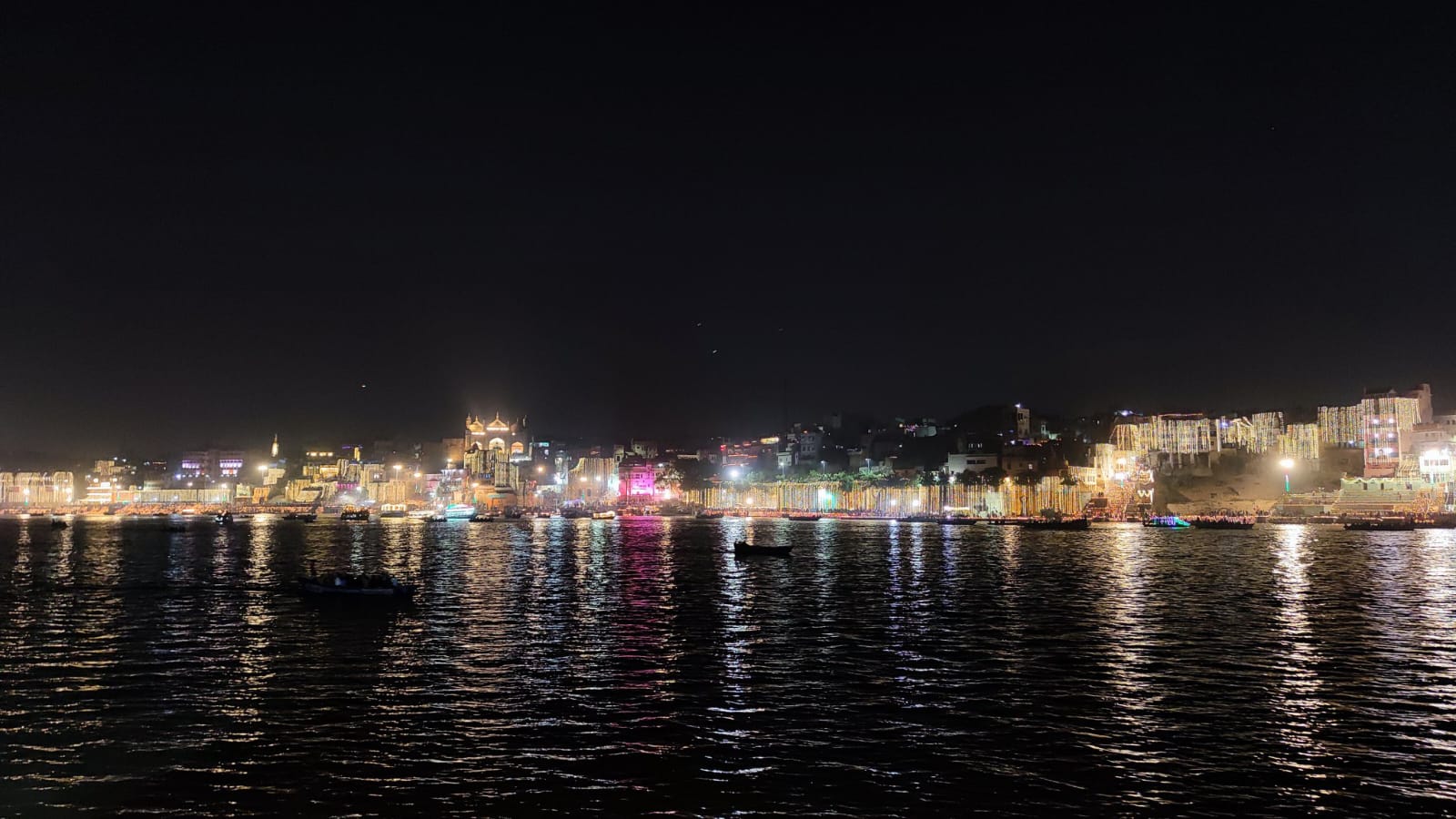 काशी में गंगा के 85 से ज्यादा घाटों को रंग-बिरंगी लाइटों से सजाया गया। यहां लोगों ने नाव और बड़ी क्रूज पर सवार होकर पूरे घाट की तस्वीर अपने कैमरे में कैद की।