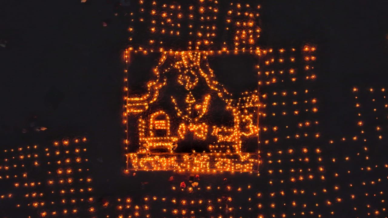 घाटों पर दीयों से कई कलाकृतियों भी बनाई गईं। इसमें भगवान शिव और पार्वती की प्रतिकृति खास रही। ऐसा लग रहा था मानों बाबा विश्वनाथ खुद घाट पर आकर दर्शन दे रहे हों।