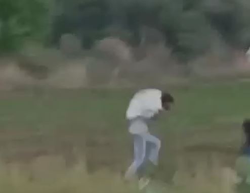 यूरिया मिलने पर कुछ लोगों ने बारियां कंधे पर रखकर खेत में दौड़ लगा दी।