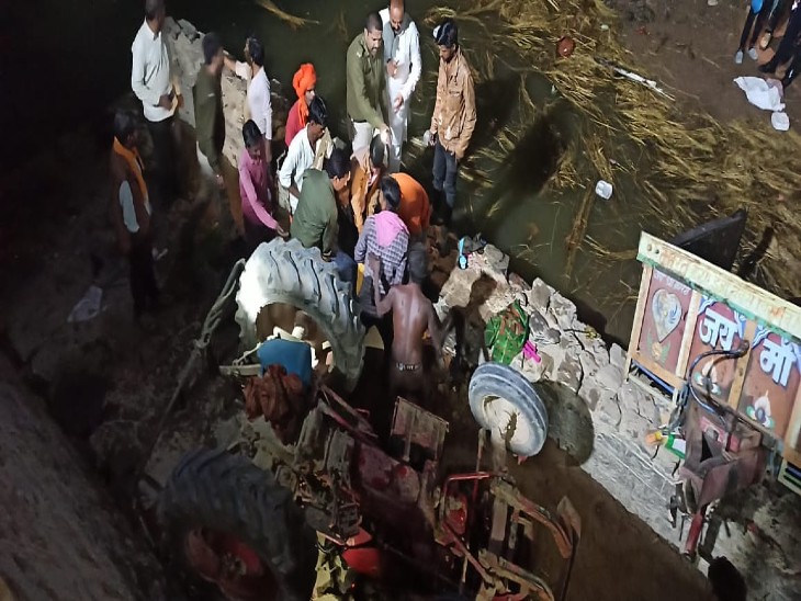 सेवढ़ा पुल के नीचे नदी में गिरी ट्रैक्टर ट्रॉली
