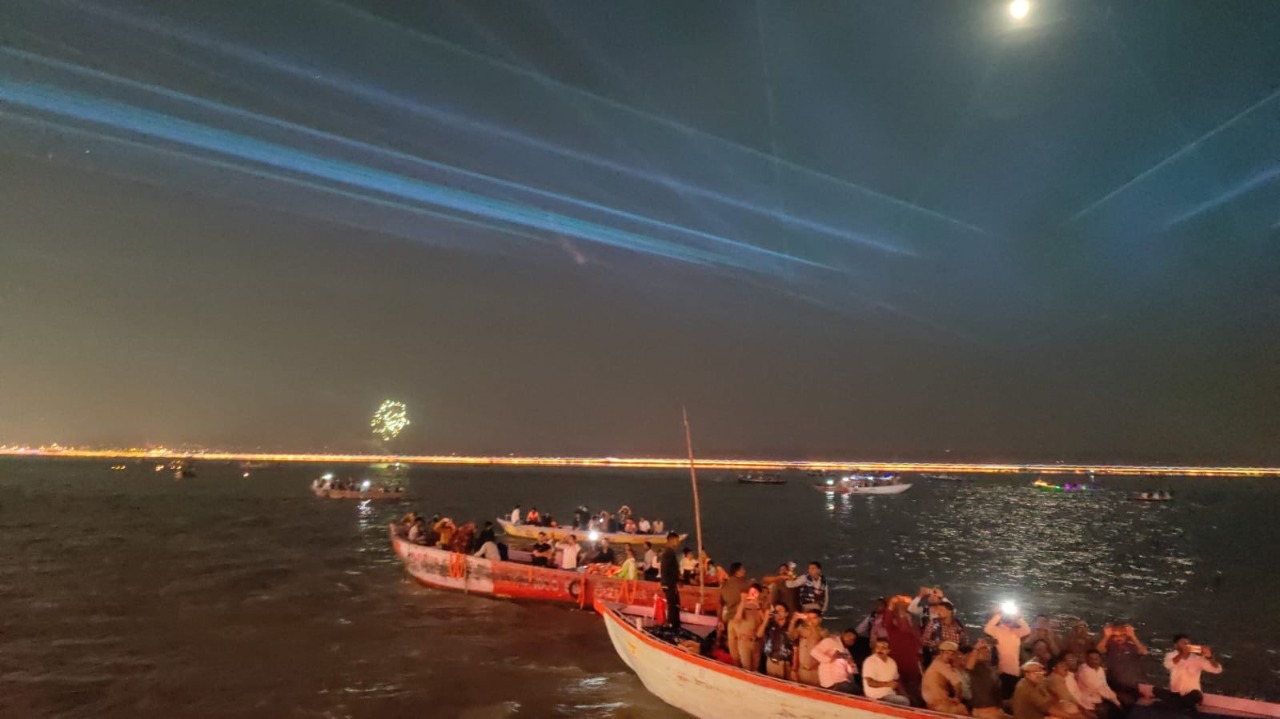 कार्तिक पूर्णिमा पर गंगा नदी में सैलानियों ने नाव की सवारी भी की। नदी के बीच से गंगा के चारो ओर का नजारा प्रकाश से जगमग हो उठा।