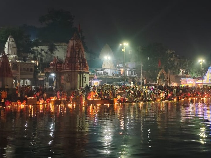 उज्जैन के क्षिप्रा नदी के राम घाट पर हजारों की संख्या में लोगों ने पवित्र स्नान किया और पूजन के साथ दीप प्रवाहित किए।