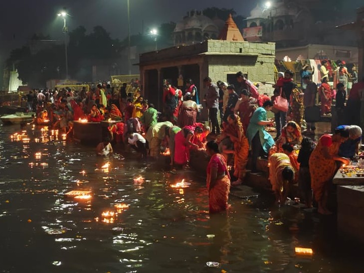 क्षिप्रा नदी घाटों पर शाम से ही महिलाएं आस्था के दीप लिए पहुंचने लगीं। उन्होंने नदी में दीप प्रवाहित कर अपने और परिवार की खुशहाली के लिए प्रार्थना की।