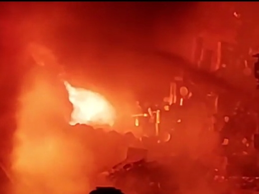 देखते ही देखते लाखों रुपए के सामान जलकर नाश, फायर ब्रिगेड की 3 गाड़ियों ने  पाया काबू | Massive fire broke out in plastic factory in Patna City, Goods  worth lakhs of