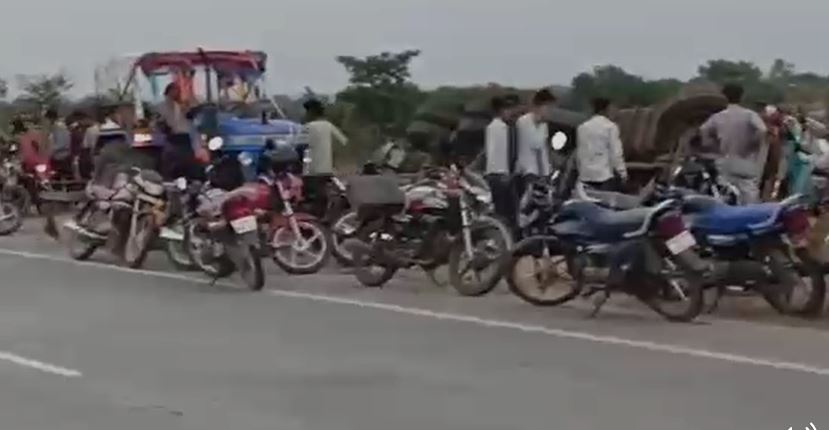 ट्रक से यूरिया की बोरियां लूटने के लिए बड़ी संख्या में लोग मौक पर पहंचे।