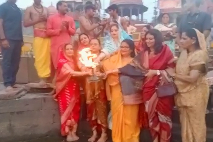 मुख्यमंत्री शिवराज सिंह चौहान की पत्नी साधना सिंह भी कार्तिक पूर्णिमा पर दीपदान करने उज्जैन पहुंचीं।