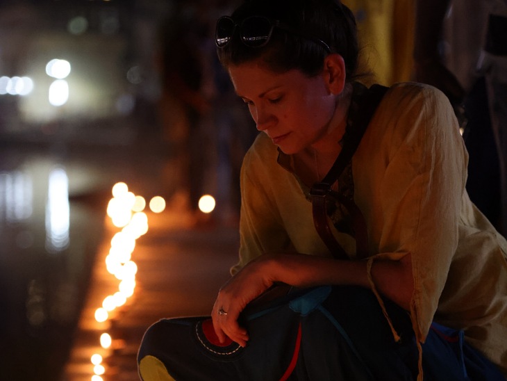 2017 की मिसेज अर्थ श्वेता चौधरी पुष्कर मेले की महाआरती में पहुंची।