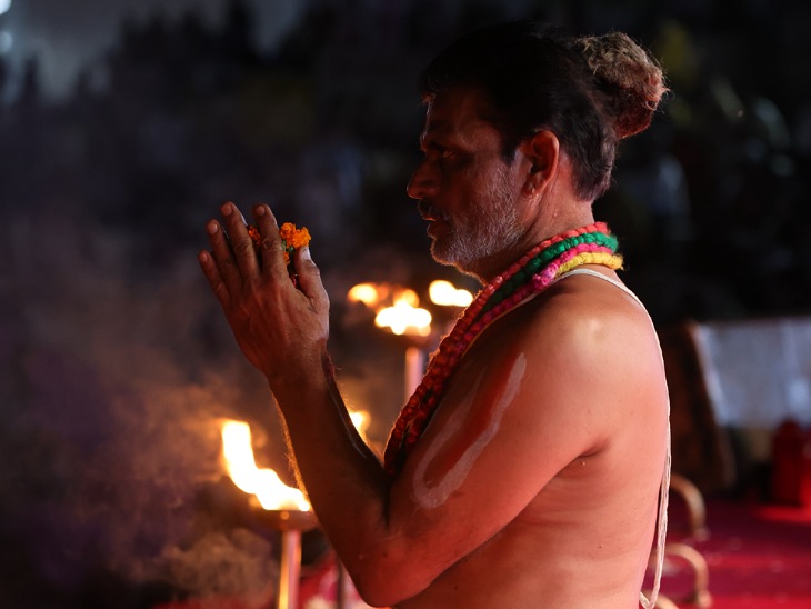 महाआरती में पुष्कर सरवर के सामने हाथ जोड़ते पुजारी। 8 नवंबर को चंद्रग्रहण होने से पुष्कर के ब्रह्मा मंदिर के कपाट आम श्रद्धालुओं के लिए बंद रहेंगे।