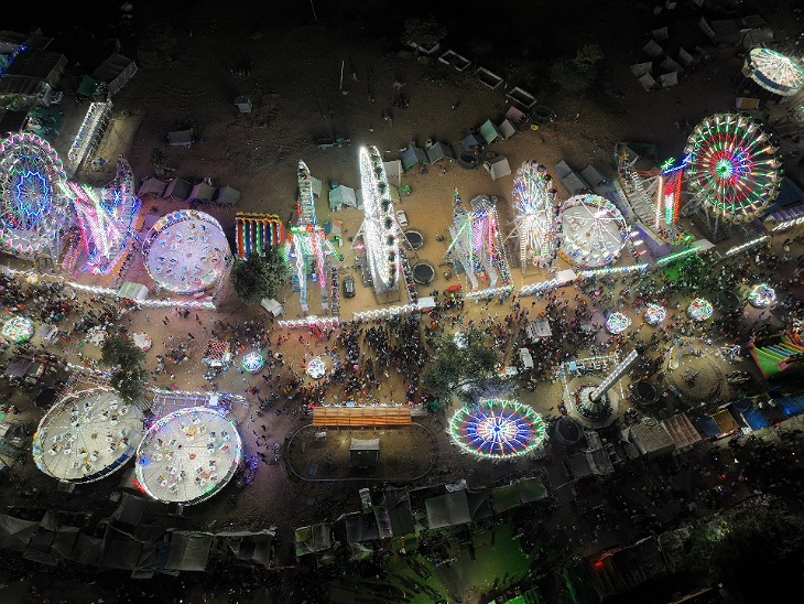 पुष्कर मेले की ड्रोन से ली गई तस्वीर। मेला ग्राउंड में लोगों ने झूलों का आनंद लिया।