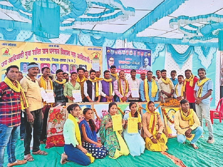 जयंती कार्यक्रम में शामिल संगठन के पदाधिकारी व समाज के लाेग। - Dainik Bhaskar